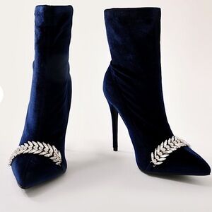 VELVET ANKLE BOOTIES